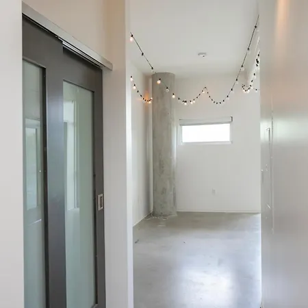 Holiday home Unfurnished Amazing Layout W Balcony & Storage 30 Day Minimum