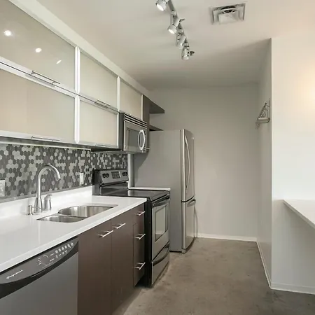 Unfurnished Amazing Layout W Balcony & Storage 30 Day Minimum Holiday home Nashville