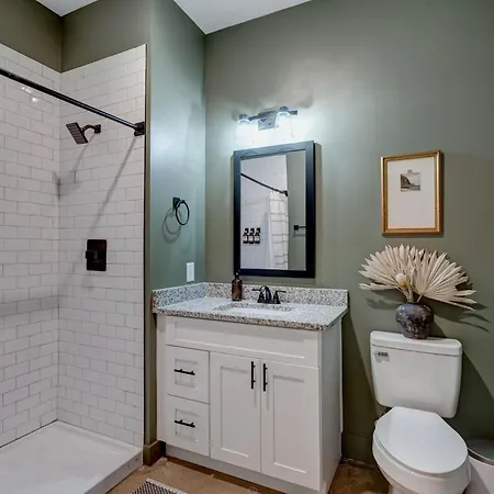 New With 2 Beds 7 Mins To Broadway Apartment