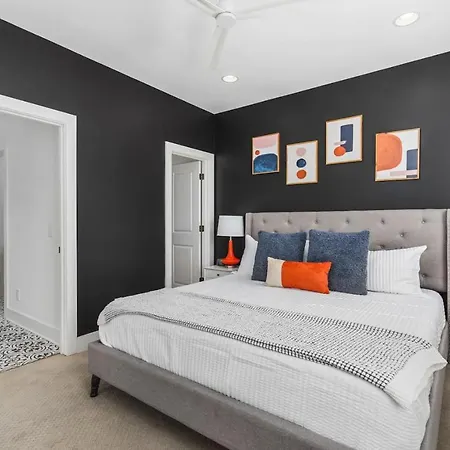 Walk To Belmont, 12 South With Private Patio And Garage Nashville