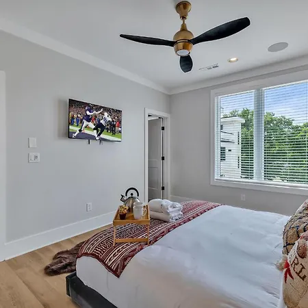 Holiday home Bass - Private Rooftop - 8 Mins To Broadway