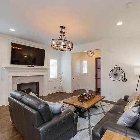 New Luxury Big House Near Gulch 4 King 4 Queen 2 Twin Holiday home Nashville