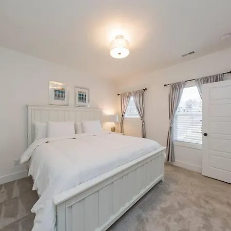 New Luxury Big House Near Gulch 4 King 4 Queen 2 Twin Holiday home