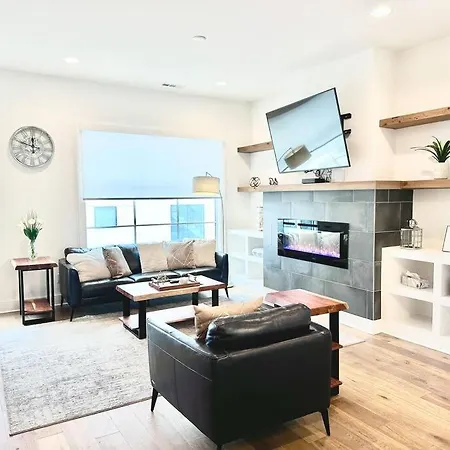 Luxurious Morden Loft Huge Rooftop & Skyline Views Holiday home *