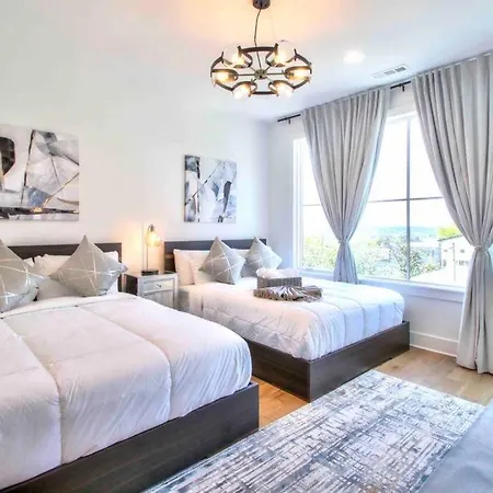 Luxurious Morden Loft Huge Rooftop & Skyline Views Holiday home *
