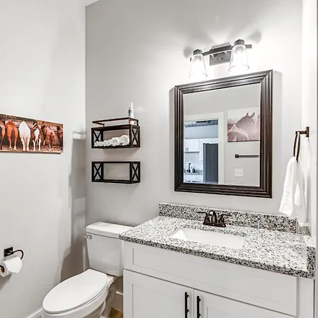 Modern Condo: 5 Mi To Downtown! Holiday home