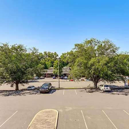 Modern Condo: 5 Mi To Downtown!