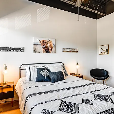 Modern Condo: 5 Mi To Downtown! *