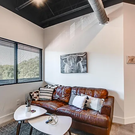 Modern Condo: 5 Mi To Downtown! *