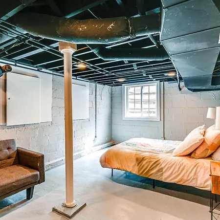 Convenient Hub With Yard, 3 Mi To Downtown