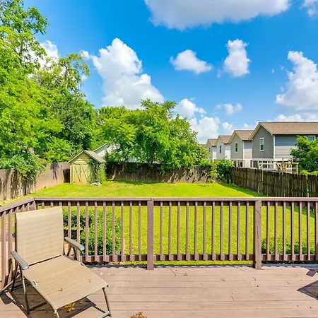 Convenient Hub With Yard, 3 Mi To Downtown *