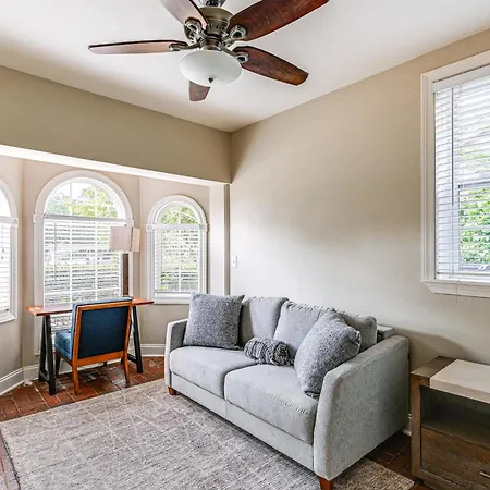 Convenient Hub With Yard, 3 Mi To Downtown Holiday home Nashville
