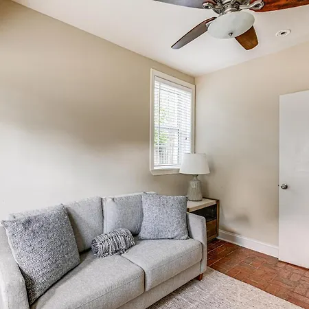 Convenient Hub With Yard, 3 Mi To Downtown