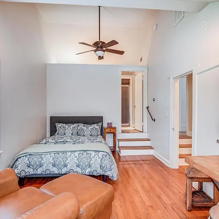 Convenient Hub With Yard, 3 Mi To Downtown Holiday home *