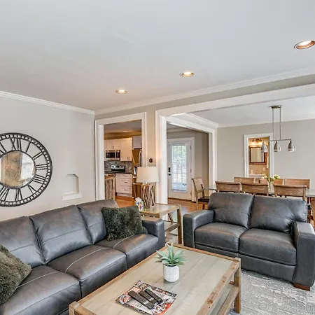 Convenient Hub With Yard, 3 Mi To Downtown *