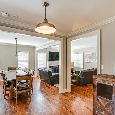 Convenient Hub With Yard, 3 Mi To Downtown Holiday home