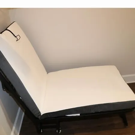 Spacious With Great Amenities Free Garage Parking Apartment *