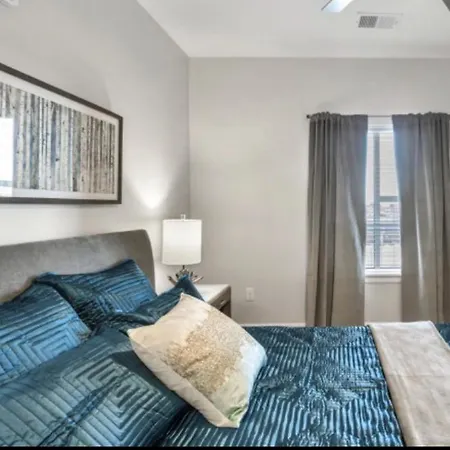 Apartment Spacious With Great Amenities Free Garage Parking