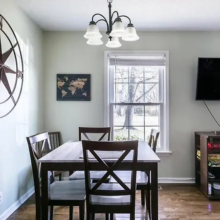3 Bedroom Only 3 Miles From Downtown Holiday home