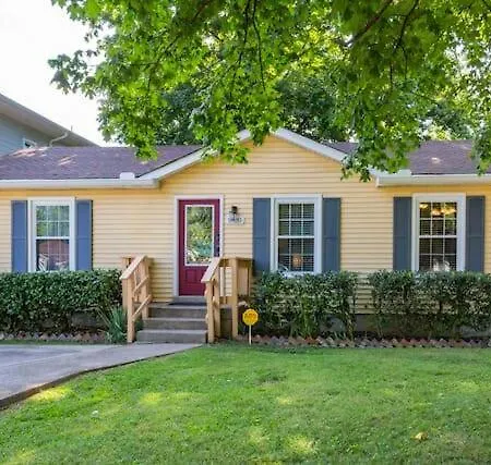 3 Bedroom Only 3 Miles From Downtown Holiday home Nashville