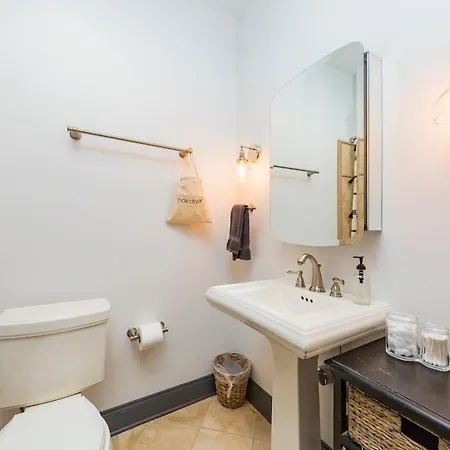 2 Chic Lofts Right On Broadway Strip Sleeps 10 *