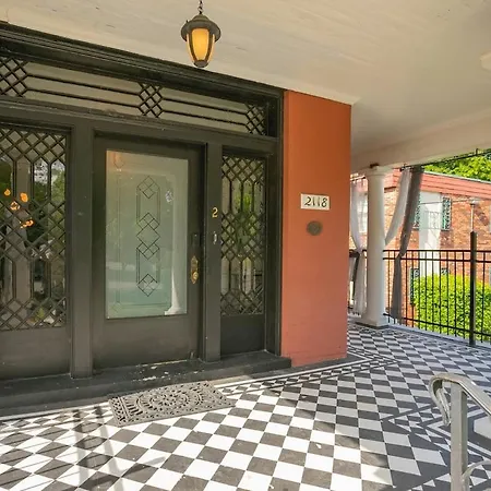 Historic Jewel Walk To Eats & Shops Holiday home *