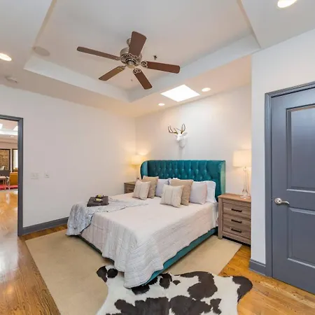 Spacious Penthouse On The Broadway Strip Apartment