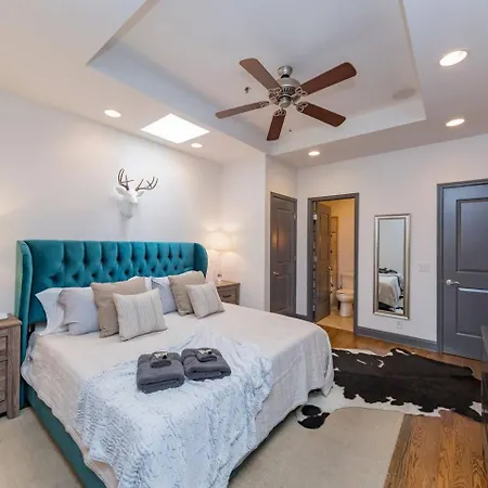 Apartment Spacious Penthouse On The Broadway Strip