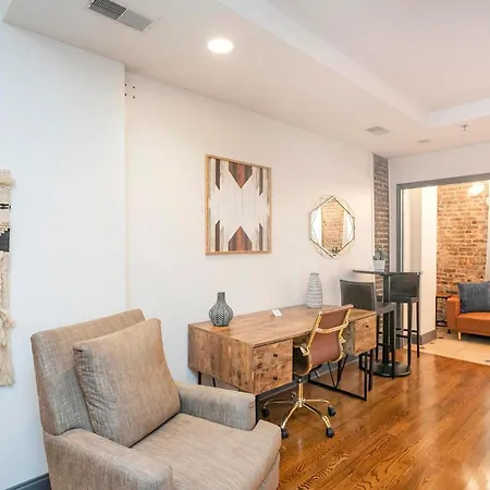 Spacious Penthouse On The Broadway Strip Apartment