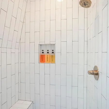 Holiday home 1 Mile To Downtown 4br 4ba W Rooftop Deck