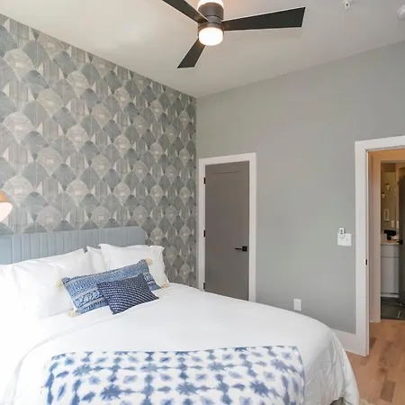 The Lemon Drop Walk To Cafes Shops & Vandy Holiday home