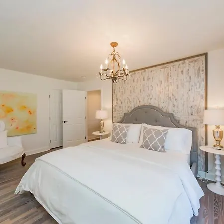 Holiday home Enchanting Retreat 15 Minutes To *
