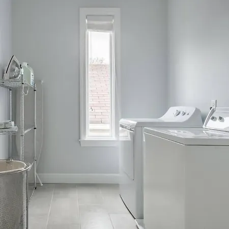 Holiday home Relaxing In East Nash Walk To Shops And Cafes *