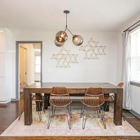 Hip Rustic Ranch Style In East Holiday home *