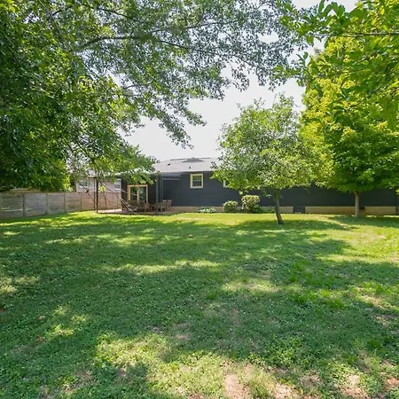 Hip Rustic Ranch Style In East Holiday home Nashville