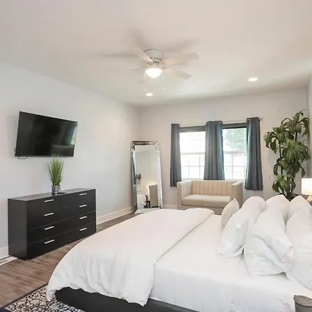 Spacious Only 2 Miles From Downtown Nashville