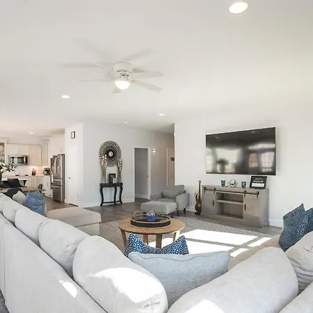 Spacious Only 2 Miles From Downtown *