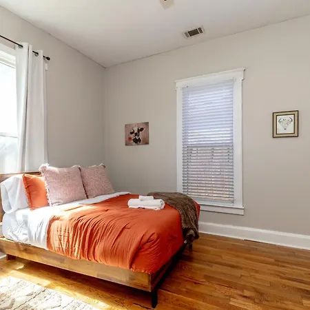 New 1 Mile To Downtown Hot Tub Free Park Holiday home *