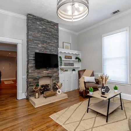 New 1 Mile To Downtown Hot Tub Free Park Holiday home Nashville