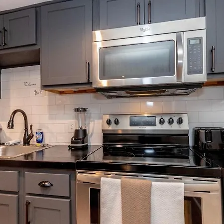 New 1 Mile To Downtown Hot Tub Free Park Holiday home