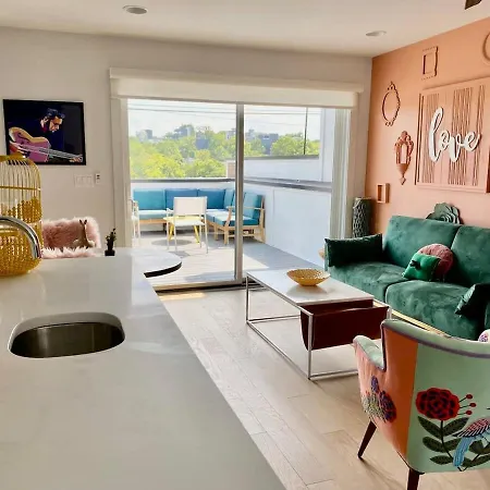 Fabulous Location Walk To Food & Bars Roof Deck Holiday home Nashville