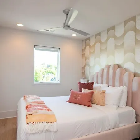 Fabulous Location Walk To Food & Bars Roof Deck Holiday home