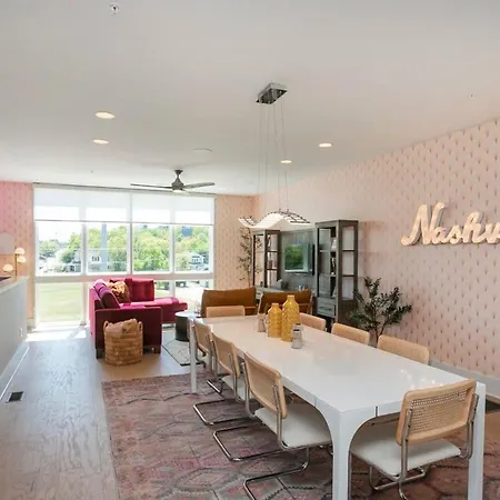 Fabulous Location Walk To Food & Bars Roof Deck Holiday home