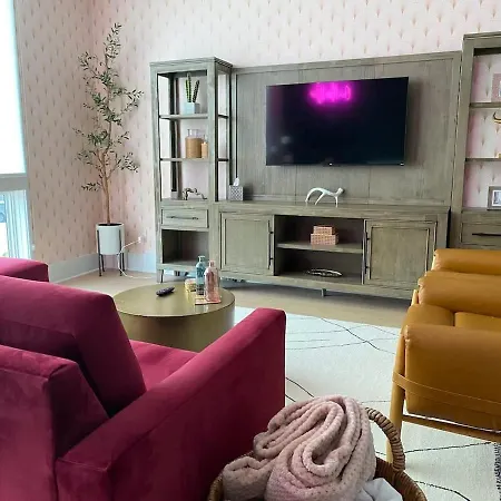 Fabulous Location Walk To Food & Bars Roof Deck Holiday home *