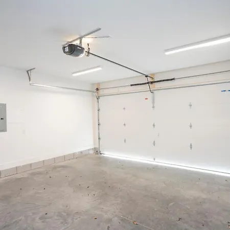 2 Miles To Broadway W Rooftop Deck Grill & Garage Holiday home *