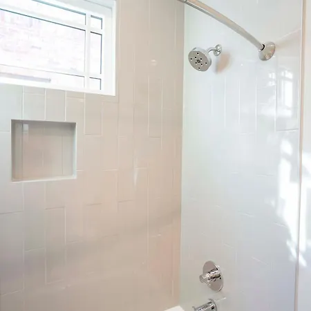 Holiday home 2 Miles To Broadway W Rooftop Deck Grill & Garage *