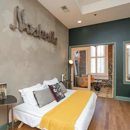 Broadway Penthouse Above Live Music & Bars *
