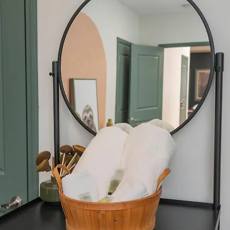 Broadway Penthouse Above Live Music & Bars Holiday home *