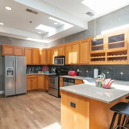 Broadway Penthouse Above Live Music & Bars Holiday home
