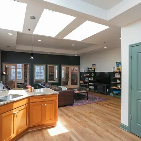 Holiday home Broadway Penthouse Above Live Music & Bars *